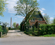 21643 Gezicht op het huis 't Zand 10 te Vleuten (gemeente Utrecht), met op de achtergrond een schoorsteen van een ...